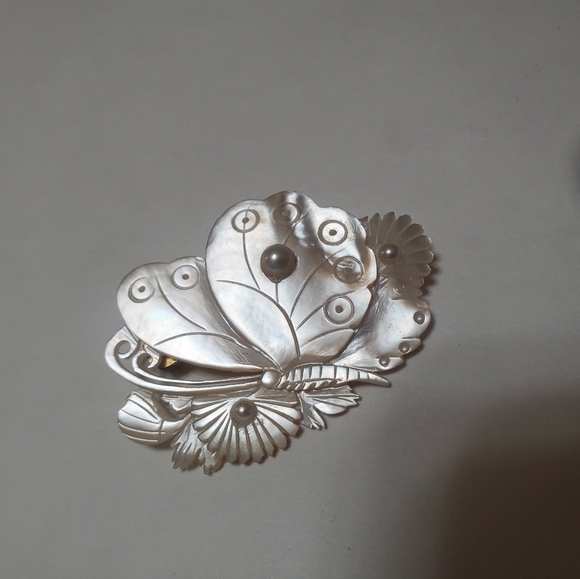 Vintage Mother Of Pearl Butterfly Pin - Picture 2 of 4